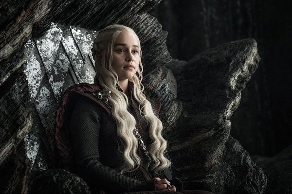 Emilia Clarke Daenerys Targaryenina Game of Thronesissa. HBO muuttaa yhdestä sarjan entisistä studioista interaktiivisen fanikohteen.