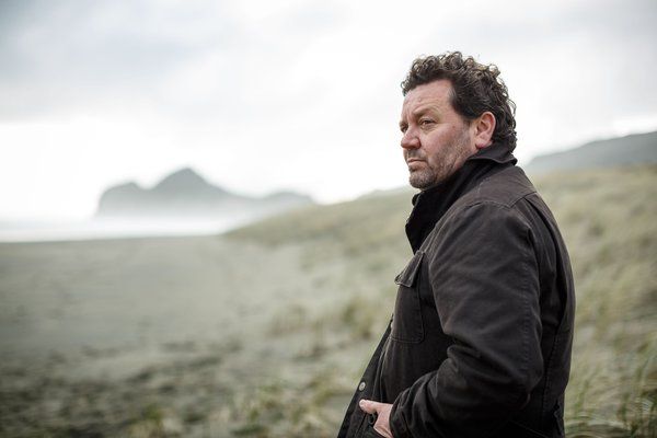 Neill Rea w The Brokenwood Mysteries z Nowej Zelandii.