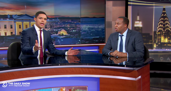 Trevor Noah, po lewej, i Roy Wood Jr. omawiali kontrowersje wokół oświadczenia Omarosa Manigault Newman, że słyszała taśmę, na której prezydent Trump używa rasistowskiego oszczerstwa.