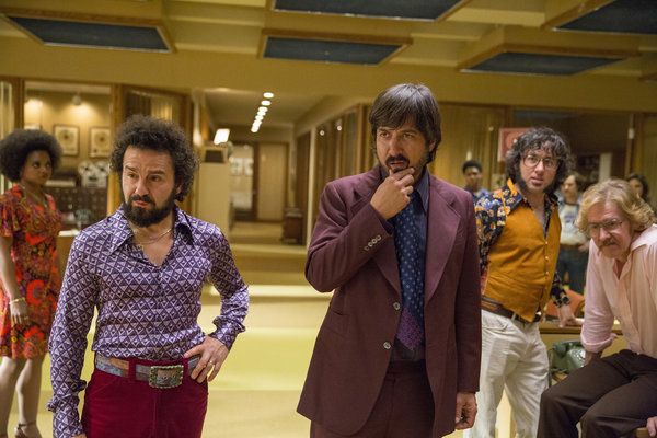 Van links naar rechts Susan Heyward, Max Casella, Ray Romano, P.J. Byrne en J.C. MacKenzie in vinyl.