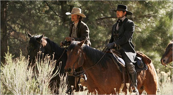 Rangers Teksasā: Stīvs Zans, galēji pa kreisi, un Karls Urbans filmā Comanche Moon, sešu stundu miniseriāls, kas balstīts uz Lerija Makmerrija romānu.