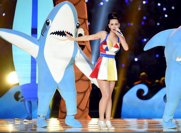 Keitija Perija 2015. gada Super Bowl puslaika šovā, uzstājoties kopā ar neērti tērpto dejotāju, kas uz visiem laikiem būs pazīstama kā Kreisā haizivs.