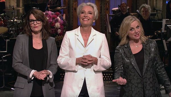 Tina Fey, Emma Thompson และ Amy Poehler ใน S.N.L. เปิดการพูดคนเดียว