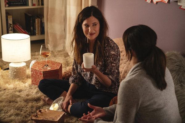 Från vänster, Kathryn Hahn och Casey Wilson i Mrs. Fletcher.