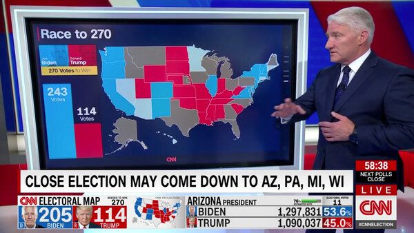 Analistas como John King de CNN traspasaron los límites de sus pantallas táctiles la noche de las elecciones.