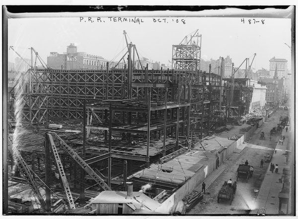 Arbetare som byggde Pennsylvania Station, ett landmärke i New York från 1910 till dess bortgång, 1963.