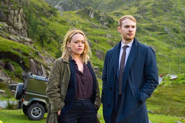 Sian Reese-Williams ทางซ้าย และ Sion Alun Davies ใน Hidden กำลังสตรีมทาง Acorn TV