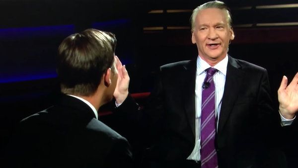 Bill Maher, vpravo, so svojím hosťom senátorom Benom Sasseom v piatok v reálnom čase s Billom Maherom.