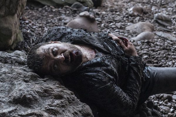 Der verwundete Euron Greyjoy (Pilou Asbaek) versucht in einer Szene aus Game of Thrones das letzte Wort zu bekommen.