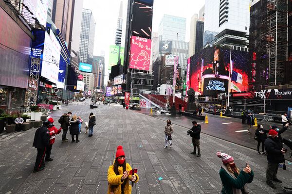 Times Square bo letos za silvestrovo bolj prazen kot običajno, a televizijske mreže se po svojih najboljših močeh trudijo zapolniti vrzeli z dodatnimi nastopi v živo in kreativnim razmišljanjem.