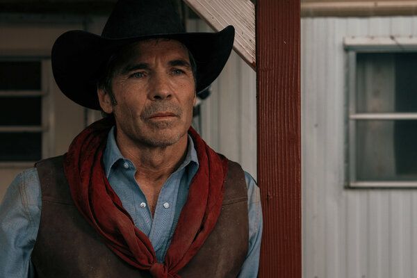 Jay Pickett sul set del film Treasure Valley, che ha scritto e prodotto, interpretando il ruolo principale di Jack Braun, un uomo che ricostruisce la sua vita dopo che un incendio ha distrutto la sua famiglia.