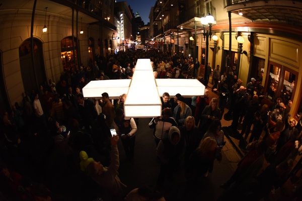 Une croix est portée dans les rues de la Nouvelle-Orléans dimanche soir dans le cadre de la production semi-live de Fox de The Passion.