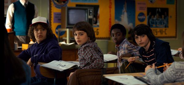 Od lewej Gaten Matarazzo, Noah Schnapp, Caleb Mclaughlin i Finn Wolfhard w drugim sezonie Netflix Stranger Things.