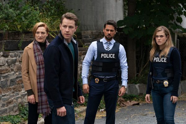 Von links: Francesca Faridany, Josh Dallas, J.R. Ramirez und Melissa Roxburgh im Manifest.