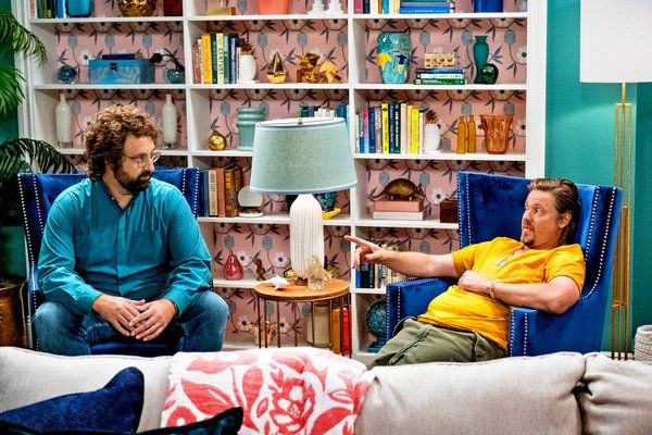 Ēriks Varheims, pa kreisi, un Tims Heidekers liellopu namā, kura pirmizrāde notiks tieši pēc svētdienas pusnakts programmā Adult Swim.