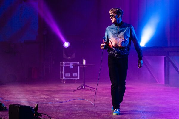 James Acaster em seu novo especial, que aborda o fim do relacionamento com sua namorada, seu agente e sua terapeuta.