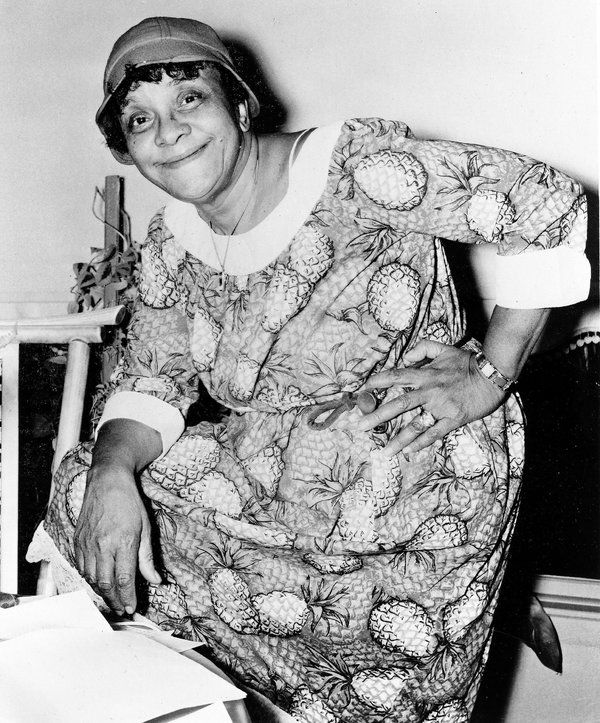 V svojem režijskem prvencu je Whoopi Goldberg posnela dokumentarec o Moms Mabley, prelomnem stripu, prikazanem zgoraj leta 1965.
