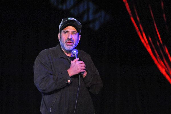 To, čo Dave Attell robí najlepšie, dnes nevedie k sláve a bohatstvu.