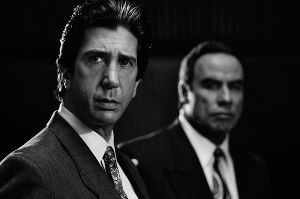 Davidas Schwimmeris kairėje kaip Robertas Kardashianas ir Johnas Travolta kaip Robertas Shapiro FX filme „Žmonės prieš O. J.“ Simpsonas: Amerikos kriminalinė istorija.