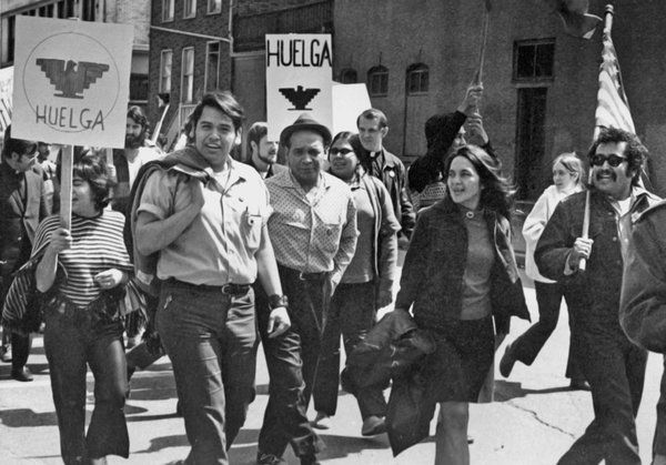 Une scène de la série PBS Latino Americans avec les militants syndicaux Eliseo Medina, à gauche, et Dolores Huerta à Chicago en 1971.