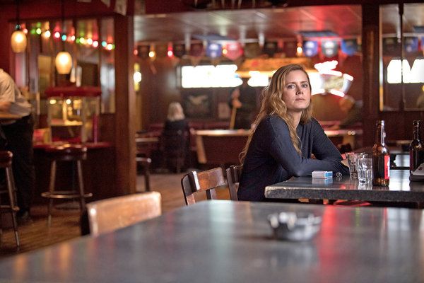 Amy Adams, Gillian Flynn romanına dayanan bir cinayet gizemi olan Sharp Objects