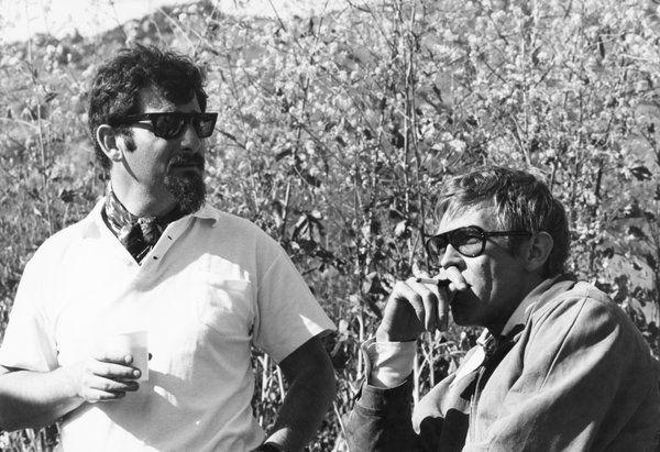 Theodore J. Flicker, à esquerda, e o ator James Coburn no set de The President’s Analyst, um filme de 1967 dirigido por Flicker.