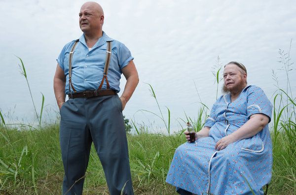 人間の好奇心としてのマイケル・チクリスとキャシー・ベイツ。