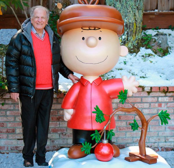 Lee Mendelson, ki je produciral A Charlie Brown Christmas leta 2015. Umrl je na božično jutro.