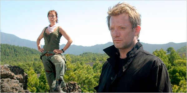 Juliet Aubrey และ Douglas Henshall ใน Primeval ซีรีส์นิยายวิทยาศาสตร์เรื่องใหม่ของ BBC America ที่เปิดตัวในวันเสาร์