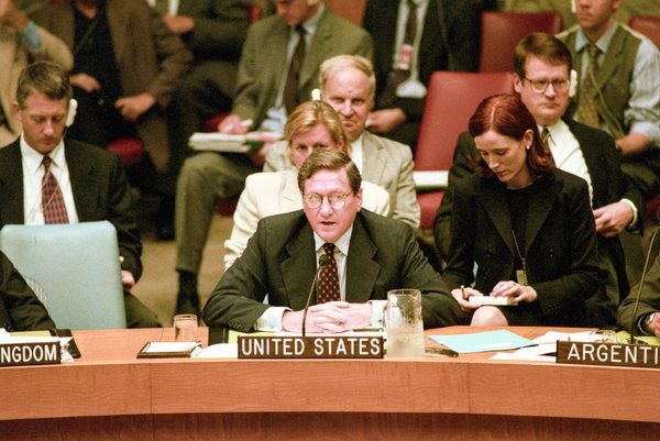 Richard C. Holbrooke, iznad centra, tema je HBO-ovog filma Diplomat.