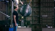 Todd Sampson testuje prawa fizyki za pomocą jednotonowej kuli niszczącej w grze Outrageous Acts of Danger.