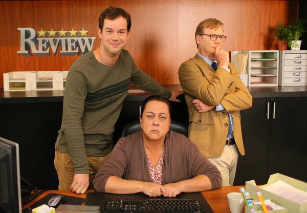 Από αριστερά, οι Michael Croner, Tara Karsian και Andy Daly στο Review, επιστρέφοντας την Πέμπτη στο Comedy Central.