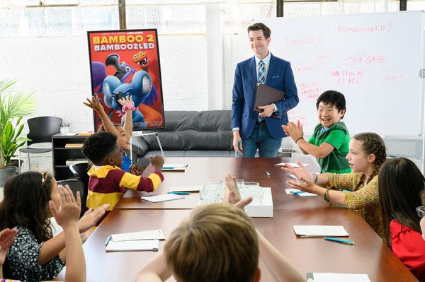 John Mulaney e i suoi amici in uno sketch su un focus group di marketing cinematografico.