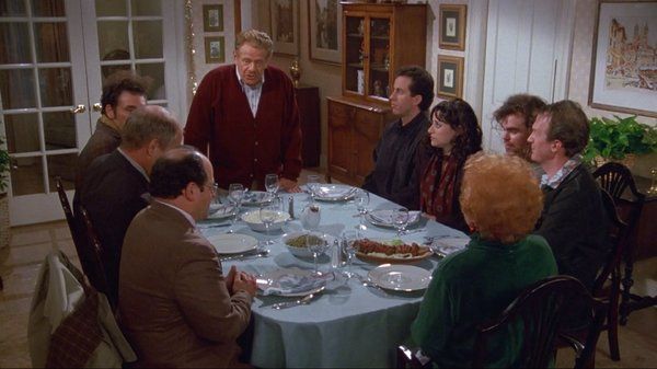 Jerry Stiller como Frank Costanza presidindo uma refeição do Festivus durante a temporada final de Seinfeld. A verdade foi definitivamente divulgada.