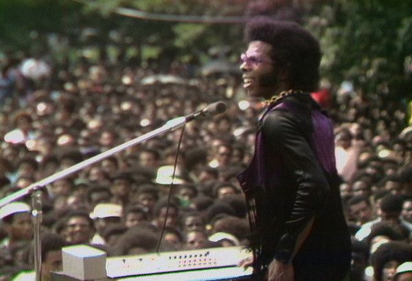 Sly Stone, изпълняващ на културния фестивал в Харлем през 1969 г., заснет от Хал Тулчин.