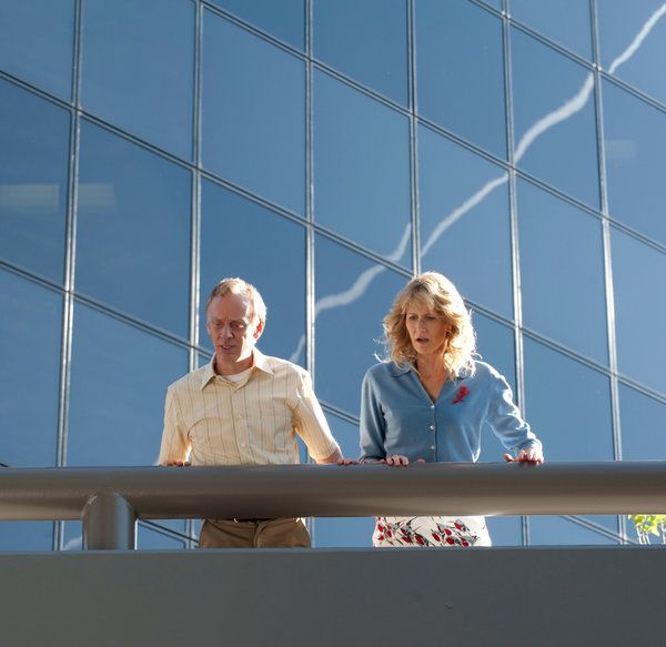 Mike White in Laura Dern v prizoru iz 2. sezone filma Enlightened, ki ga je HBO kljub majhnemu občinstvu nadaljeval.