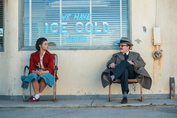 India Eisley som Fauna Hodel og Jefferson Mays som George Hodel, en mistenkt i det beryktede Black Dahlia-drapet, i I Am the Night.