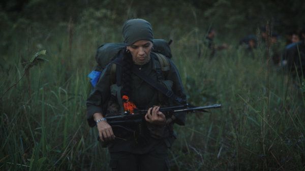 Een vrouwelijk lid van de Revolutionaire Strijdkrachten van Colombia.