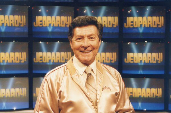 En ole koskaan ajatellut ketään ohjelman isäntänä paitsi Alexia, sanoi Johnny Gilbert, joka oli ollut ohjelmassa yhtä kauan kuin Alex Trebek. Hänen on sopeuduttava uusien isäntien esittelyyn.