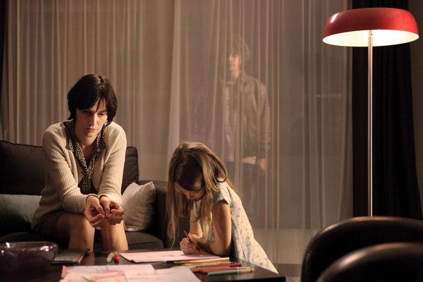 Clotilde Hesme, solda ve Brune Martin, gerçeküstü Fransız dizisi The Returned