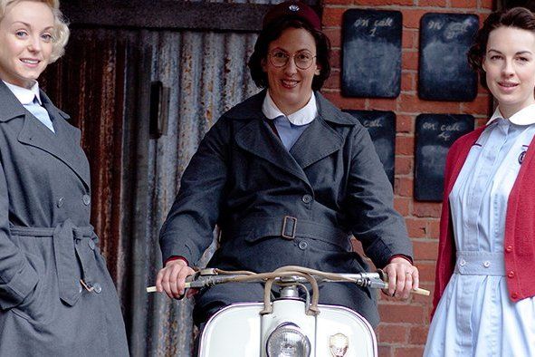 Helen George, Miranda Hart e Jessica Raine em Call the Midwife