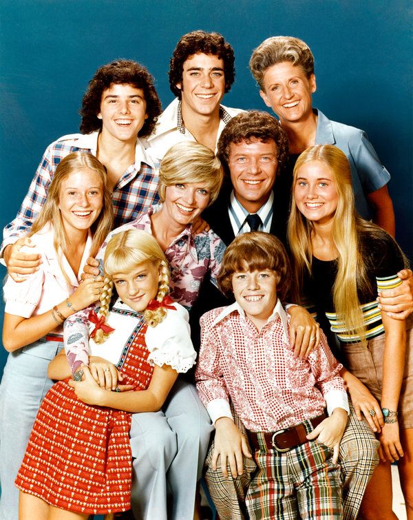 Distribuția The Brady Bunch, cu cei șase copii care l-au numit pe personajul lui Florence Henderson, Carol, mamă. Rândul de sus, din stânga: Christopher Knight, Barry Williams și Ann B. Davis; rândul din mijloc: Eve Plumb, doamna Henderson, Robert Reed și Maureen McCormick; rândul de jos: Susan Olsen și Mike Lookinland.