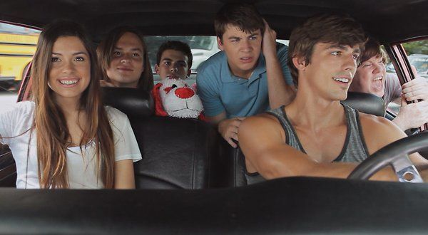 ในบรรดานักแสดงของรายการ MTV ใหม่ Inbetweeners ได้แก่ จากซ้าย ได้แก่ Alex Frnka, Mark L. Young, Joey Pollari, Bubba Lewis, Michael Aaron Carico (การขับขี่) และ Zack Pearlman