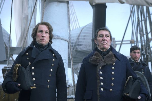 Тобиас Мензис (слева) и Киаран Хайндс в The Terror, новом сериале AMC, сочетающем в себе историю и ужасы.