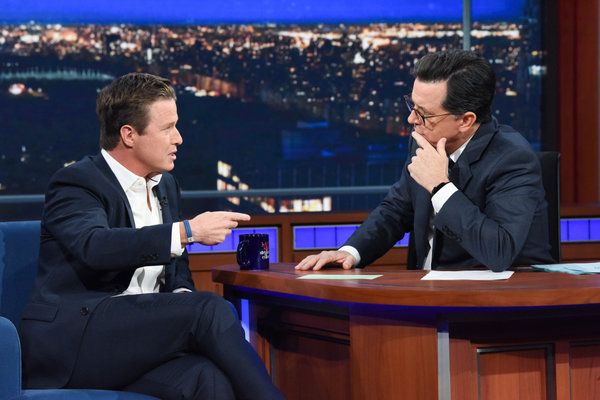 Billy Bush, a la izquierda, aparece como invitado en The Late Show With Stephen Colbert.