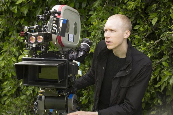 El director de The Leisure Class, Jason Mann, insistió en gastar más para rodar en película, al diablo con el presupuesto de $ 3 millones.