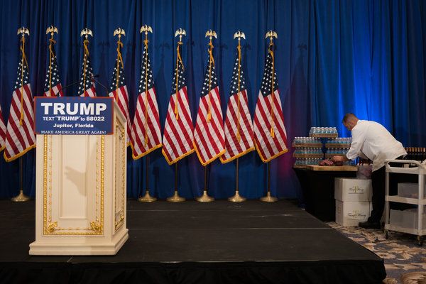 Marca Trump - apă îmbuteliată, fripturi, vin - a fost expusă pentru conferința de presă a candidatului de marți seara la clubul său de golf din Jupiter, Florida.
