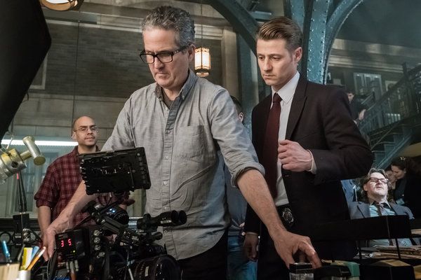ベン・マッケンジー、右、監督としての彼の最初のゴッサムエピソードの撮影中。