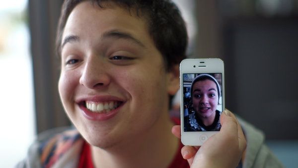Jonah i Atlanta visar sin nyfunna halvsyster Breeanna på en iPhone.