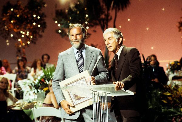 Leonard Goldberg, à gauche, avec Aaron Spelling aux Photoplay Awards en 1978. Ensemble, les deux hommes ont produit des émissions de télévision à succès comme Charlie